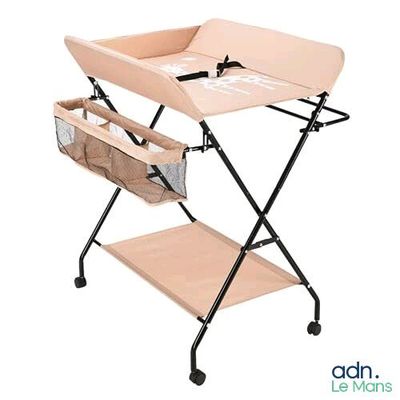 La table à langer est équipée d'un panier sur le dessus.