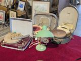 une table rouge sur laquelle sont posés tout un tas d'objets