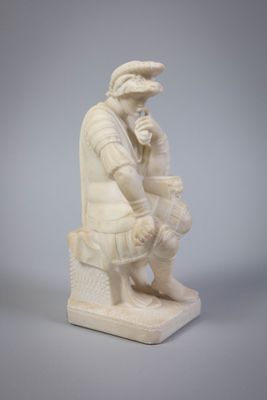 statue représentant un homme assis sur un tabouret, tenant un vase