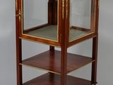 une photo d'une vitrine en bois et en verre montée sur roulettes