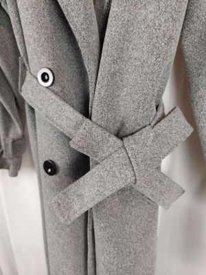 un gros plan d'un manteau accroché au mur