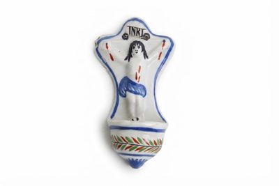 une horloge murale en céramique sur laquelle figure l'image d'une femme