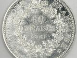 gros plan d'une pièce de monnaie sur une surface blanche