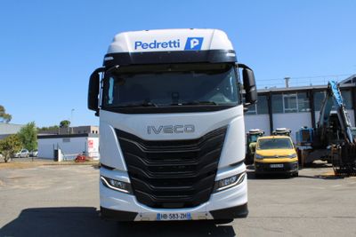un camion blanc garé dans un parking