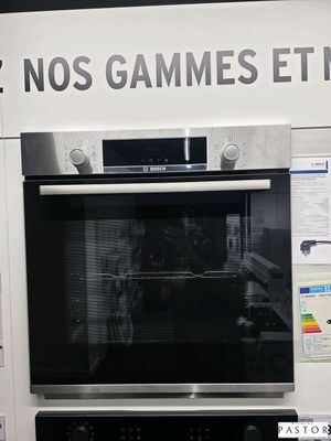 une photo d'un four mural dans un magasin