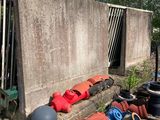 une pile de bagages posée par terre près d'un mur