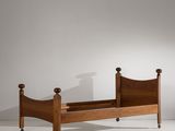 un lit muni d'une tête et d'un pied de lit en bois