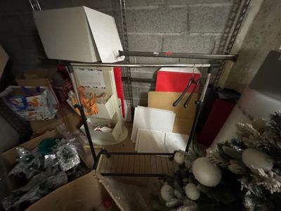 de nombreuses boîtes et encore des boîtes de décorations de Noël par terre