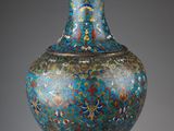 chinese cloise cloise vase with floral decoration