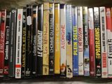 beaucoup de dvd dans une boîte sur la table