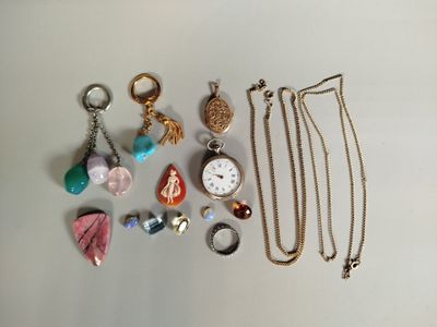 tout un tas de colliers différents posés sur la table