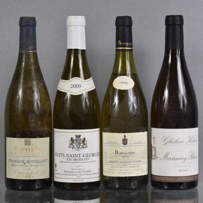 plusieurs bouteilles de vin sont alignées sur une table