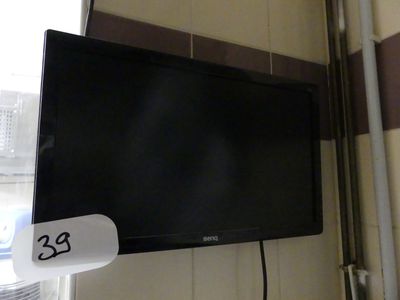 un téléviseur à écran plat accroché au mur d'une pièce