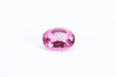 une tourmaline rose sur fond blanc
