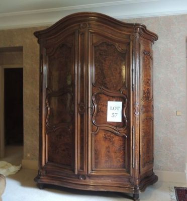 une grande armoire en bois au milieu d'un salon