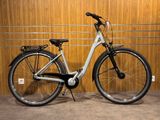 un vélo garé devant un mur en bois