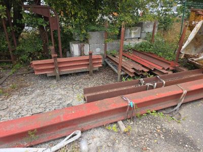 une pile de bancs en bois posée au milieu d'une cour