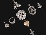 un ensemble de bijoux en argent et en or sur fond noir
