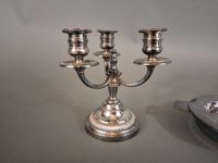 MOURIER. Petit chandelier en métal argenté de style néoclass… (photo 2)