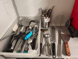 un tiroir rempli d'ustensiles de cuisine et d'accessoires
