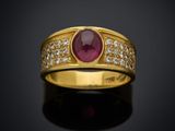 une bague en or avec un rubis et des diamants