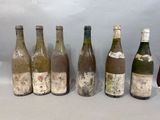 plusieurs bouteilles de vin sont alignées dans une rangée