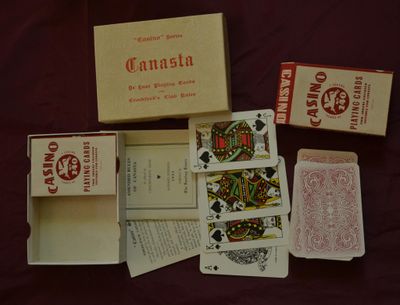Quatre jeux Goodall circa 1925 ; un boitier cristal de deux …