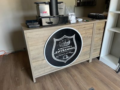 un petit café avec une ardoise accrochée dessus