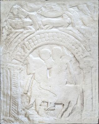 une image représentant un relief en pierre représentant une femme et un chien