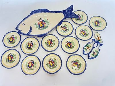 de nombreuses assiettes et bols ornés d'un motif de poisson