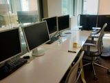 trois ordinateurs posés sur le bureau dans le bureau