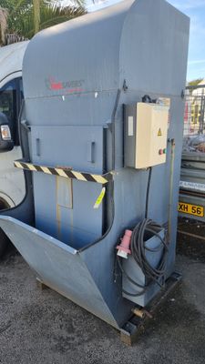 une photo d'un camion garé sur un parking