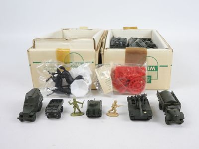 beaucoup de jouets qui se trouvent dans une boîte posée sur la table