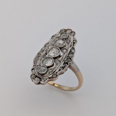 gros plan d'une bague en diamant sur une surface blanche