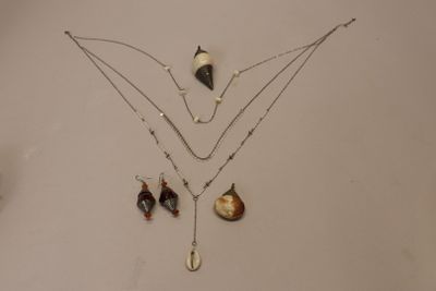 a picture of a necklace and earring set on a table