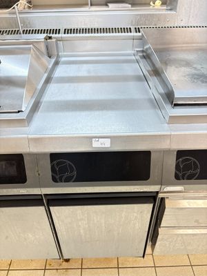 une cuisine équipée d'une cuisinière, d'un évier et d'un lave-vaisselle