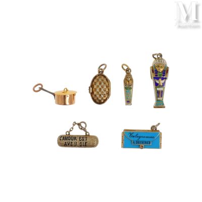 quatre bijoux sont exposés sur une surface blanche