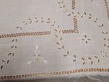 une table recouverte d'une nappe blanche sur laquelle est dessinée une croix