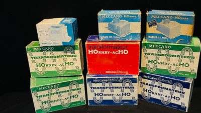 plusieurs boîtes contenant différents types de savon, empilées les unes sur les autres