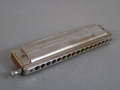 un harmonica posé sur une table