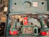 une boîte à outils bleue contenant deux outils