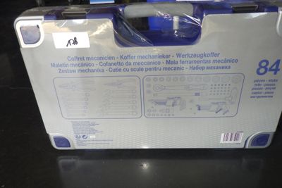 une boîte posée sur une table, dans laquelle se trouve une télécommande