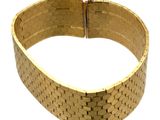 bracelet doré présentant un motif carré sur fond blanc