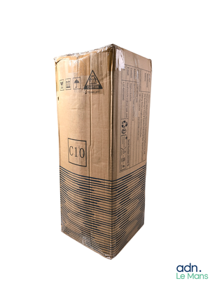 une boîte en carton posée sur une table