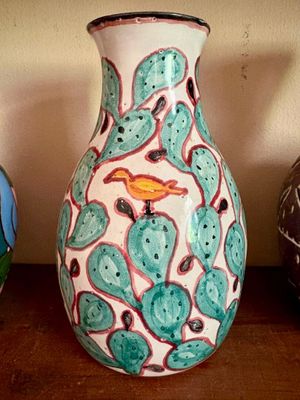 trois vases posés sur une étagère