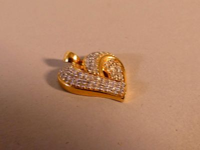 une broche en or en forme de cœur, sertie de diamants