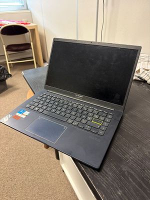 un ordinateur portable posé sur un bureau dans une pièce