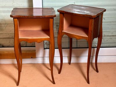 deux tables en bois placées l'une à côté de l'autre