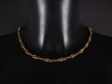 un collier à chaîne en or sur un mannequin mannequin mannequin mannequin mannequin mannequin mannequin mannequin mannequin mannequin