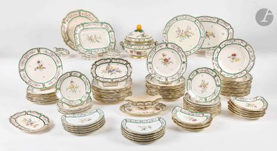 un grand nombre d'assiettes et de bols posés sur une table